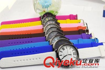 2013潮流熱銷(xiāo)新款 韓版時(shí)尚硅膠手表廠家批發(fā)定制服務(wù)